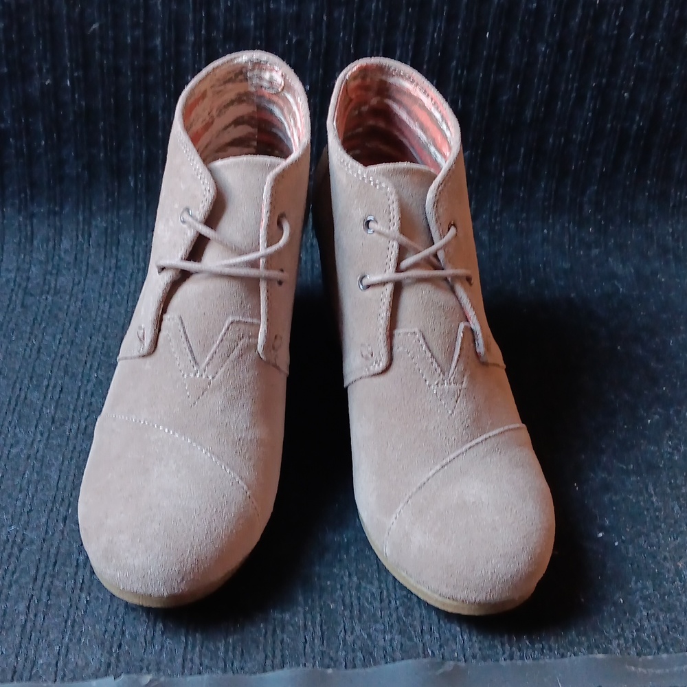 Toms Tan Suede Ankle Boots With Wedge Heels / NEW CONDITION
